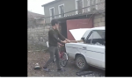 Un azerbayano (musulmán) destrozando los coches de los armenios (cristianos)