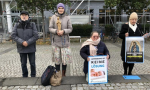 En Frankfurt (Alemania), el pasado 1 de marzo, un grupo de voluntarios provida rezaban pacíficamente el rosario delante de un abortorio (Foto de la web 40 Días por la vida)