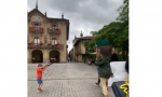 La imagen es más que común y se repite en muchos puntos de País Vasco y Navarra, pero la presencia de un niño que no superaba los 7 años, con una escopeta de juguete apuntando al cabezudo y gritando Fuera de aquí, no ha tardado en hacerse viral