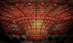El nuevo sistema de iluminación del lucernario (la gota de cristales de colores que preside el techo de la Sala de Conciertos) del Palau de la Música Catalana es uno de los más recientes ejemplos de cómo las empresas colaboran en la conservación del patrimonio