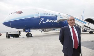 Juan José Hidalgo ('Pepe Aviones') delante de un avión de Boeing