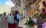 Monseñor Sanz ante la Santina. Debajo, en el momento de su homilía, en la Basílica de Covadonga.