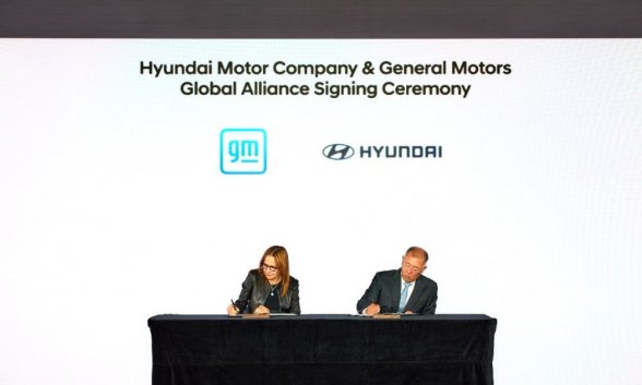 Mary Barra, CEO de General Motors, y Euisun Chung, presidente ejecutivo de Hyundai Motor Group