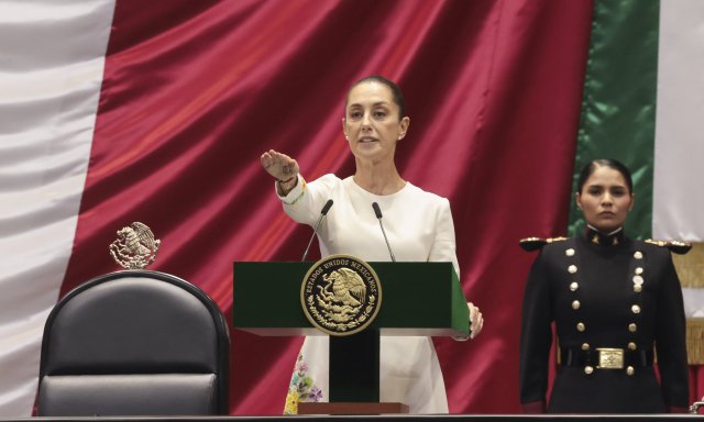 Claudia Sheinbaum toma posesión como presidenta de México... acompañada de varios espíritus