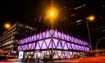 Imagen de la oficina ‘all in one’ de Madrid iluminada de rosa con motivo de la campaña contra el cáncer de mama