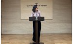 La concejal de Vox en Terrassa, Alicia Tomás, que fue amenazada por extranjeros mientras grababa un vídeo sobre la inseguridad en la localidad, demandada por SOS Racismo... por llevar una camiseta con la leyenda "Más muros, menos moros"