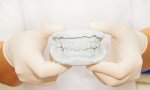 El maxilar inferior o hueso mandibular, donde están las piezas dentales inferiores, es la parte del esqueleto óseo facial