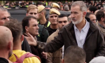 El Rey en su visita a Paiporta, donde aguantó los abucheos, insultos, lanzamiento de barro y protestas de los vecinos desesperados.