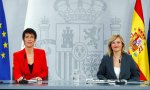 Elma Saiz, ministra de Inclusión, Seguridad Social y Migraciones, y la ministra de Educación, Formación Profesinal y Deportes, y portavoz del gobierno, Pilar Alegría