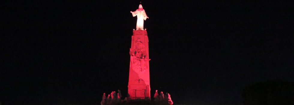 El monumento al Sagrado Corazón de Jesús del Cerro de los Ángeles, en Getafe (Madrid), fue uno de los que se ha teñido de rojo en España en la 'Redweek' para recordar y rezar por los cristianos perseguidos