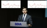 La cotización del BBVA (izquierda) y la del Sabadell (derecha) están ligadas, es decir, el mercado sí cree en la opa. El que no cree en ella es Carlos Torres