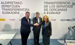 Raül Blanco, presidente de Renfe; José Antonio Santano, secretario de Estado de Transportes; y Susana García, consejera de Movilidad vasca, firman el traspaso de Cercanías al País Vasco... y el PNV feliz