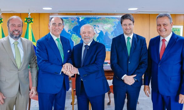 Alexandre Silveira, ministro de Minas y Energía de Brasil; Ignacio Galán, presidente de Iberdrola; Luiz Inácio Lula da Silva, presidente de Brasil; Eduardo Capelastegui, CEO de Neoenergia; y Rui Costa, ministro de Casa Civil de Brasil