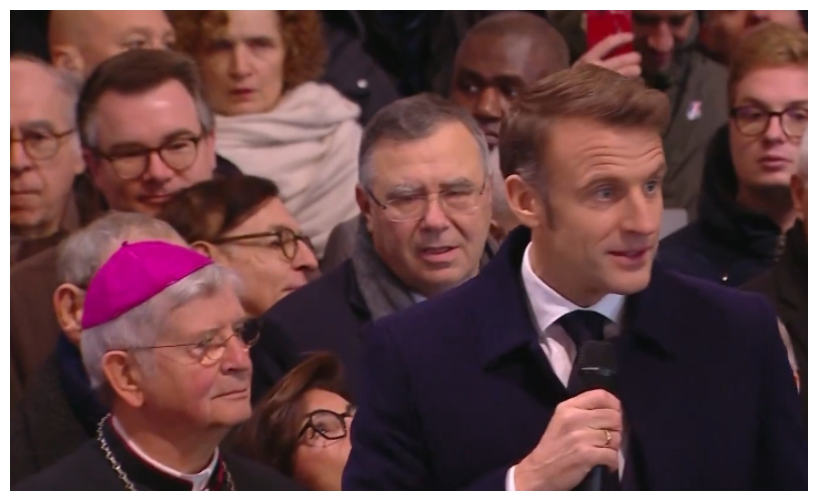 Macron, más que cristianófobo es sacrílego: aparece en la reanudación de la liturgia en Notre Dame ejerciendo de obispo porque el Estado, o sea, los franceses, han puesto dinero para la reconstrucción