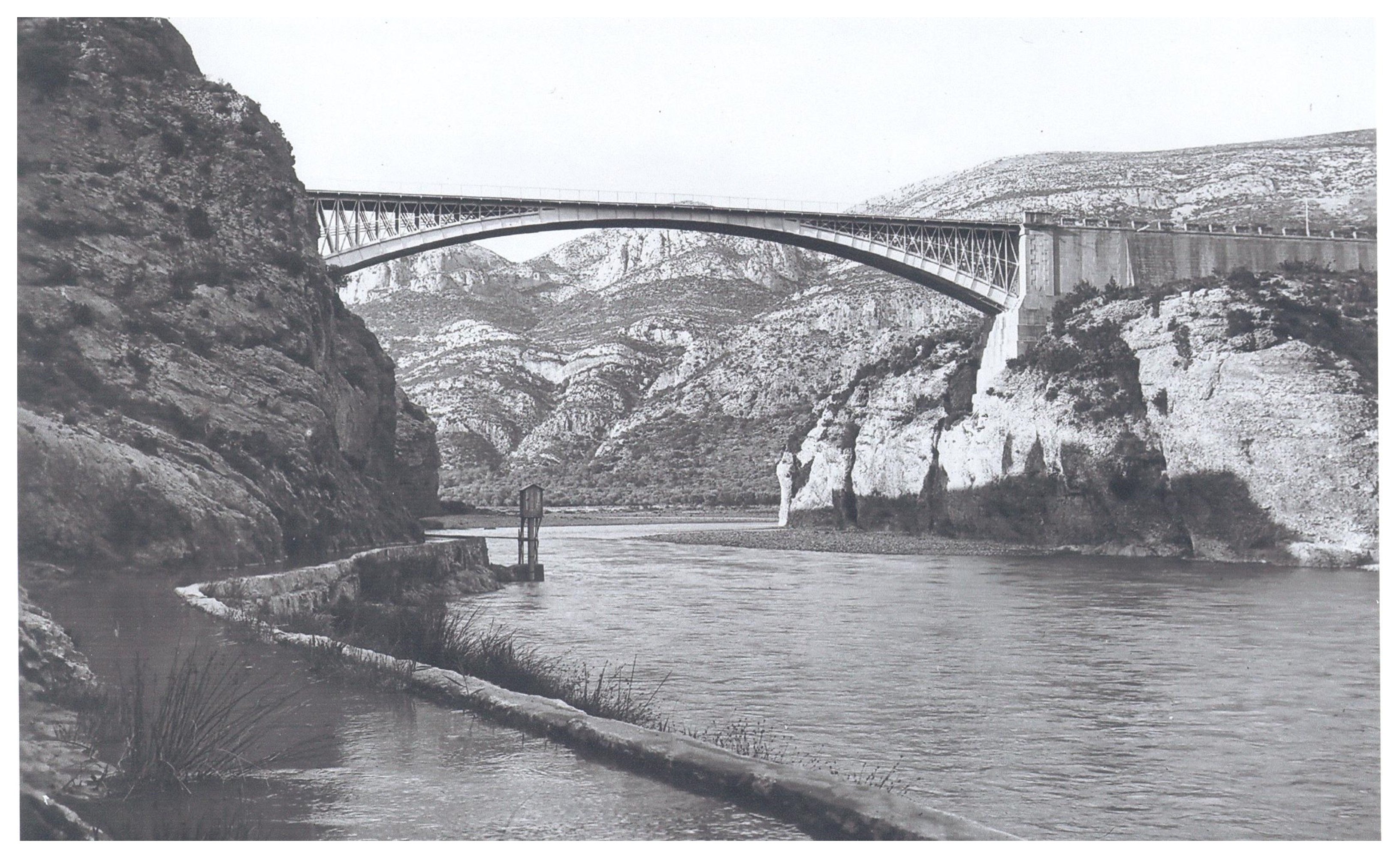 Puente en arco sobre el río Cinca en la localidad de El Grado, diseñado por José de Echeverría Elguera (1823-1886). Varios sacerdotes fueron arrojados desde este puente. Lo foto está tomada antes de la construcción del embalse en 1959