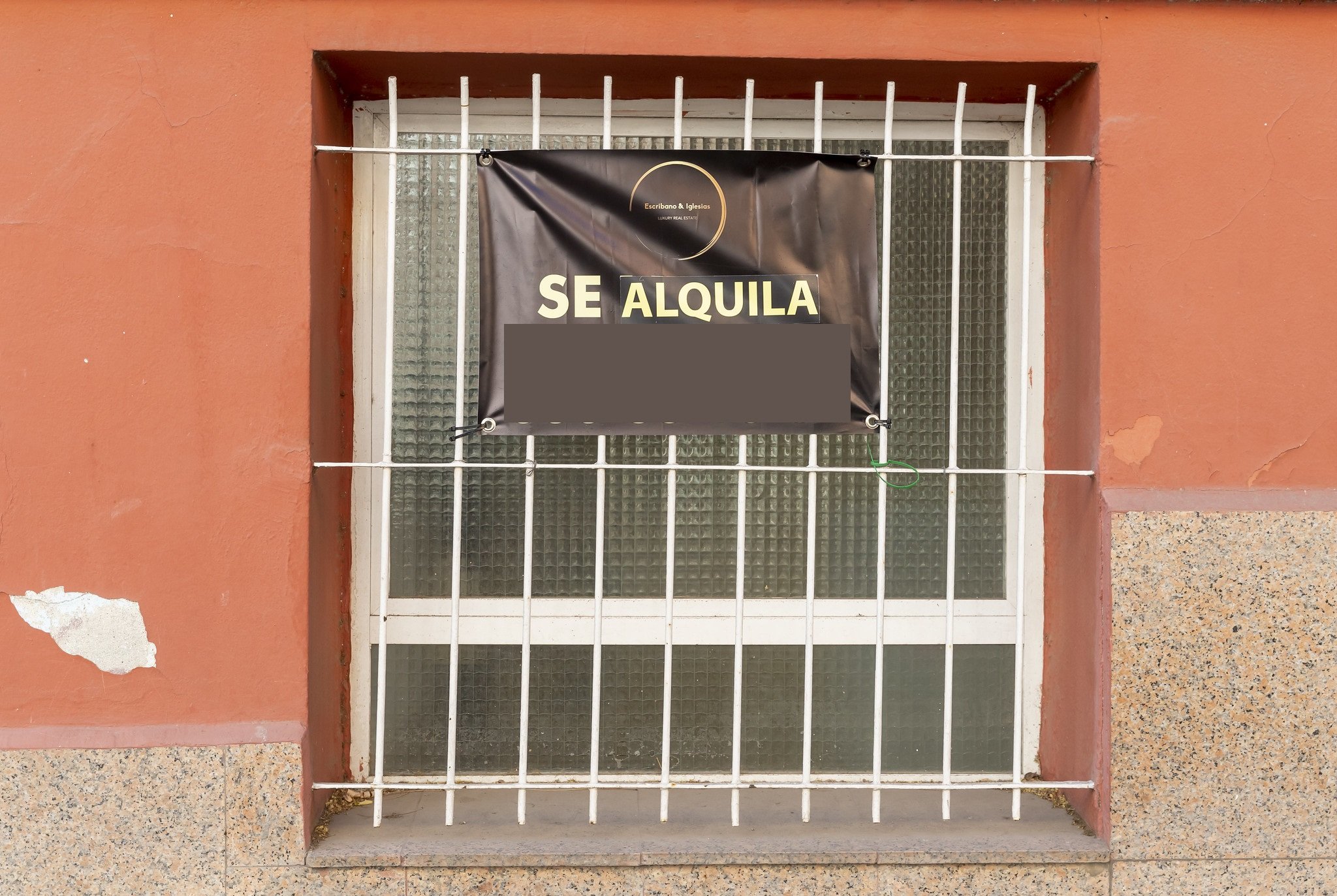 En muchas ciudades hay locales comerciales en bajos que se están convirtiendo en pisos de alquiler / Foto: Pablo Moreno