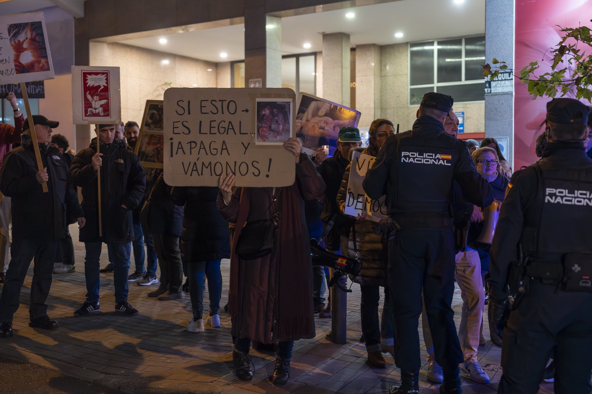 Manifestación católica para rezar el rosario frente a la clínica abortista Dator en Madrid / Foto: Pablo Moreno