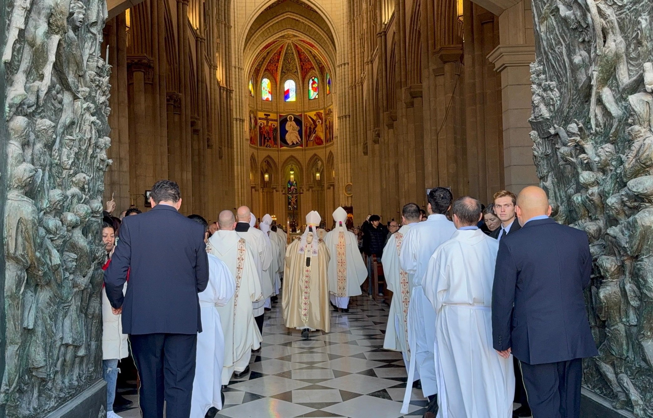 El arzobispo-cardenal, don José Cobo, sólo ha señalado un templo, uno sólo, para ganar el jubileo universal 2025: la propia catedral de la Almudena