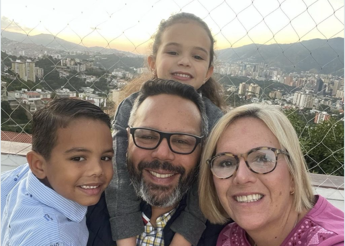 Rafael, yerno del Presidente electo Edmundo González, junto a su familia