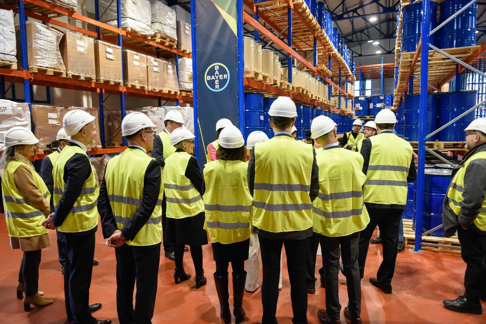 El laboratorio alemán ha celebrado sus 125 años en España, con presencia del ministro de Industria, Jordi Hereu. En Langreo, además de otros componentes, fabrica el 100 por 100 del ácido acitilsalicílico (principio activo de la Aspirina), del mundo