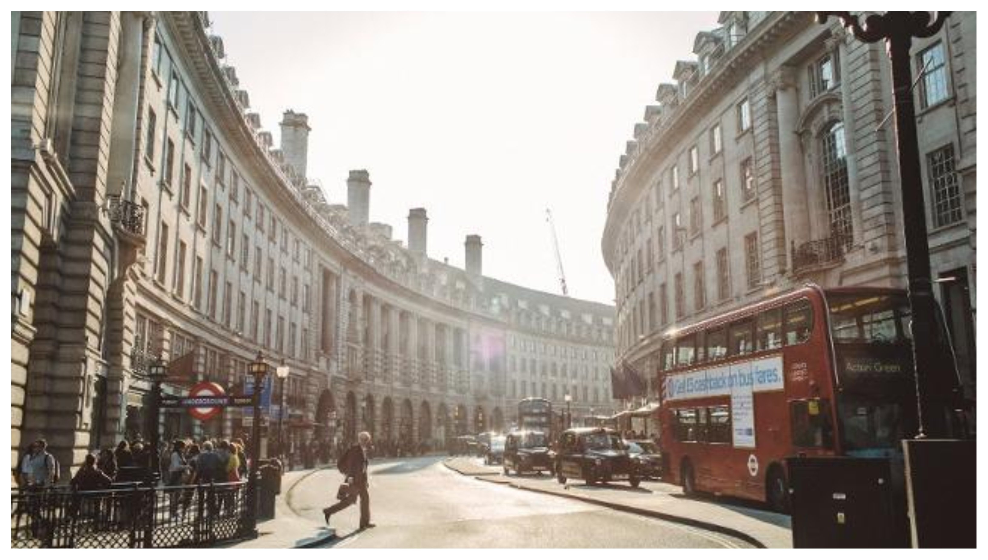 Existen zonas del Reino Unido, por ejemplo, Regent Street, donde, con total impunidad y chulería, bandas de musulmanes han esclavizado a adolescentes británicas, a las que emborrachan y narcotizan para violarlas una y otra vez, sin cortarse un pelo: nadie se va a atrever a pararles