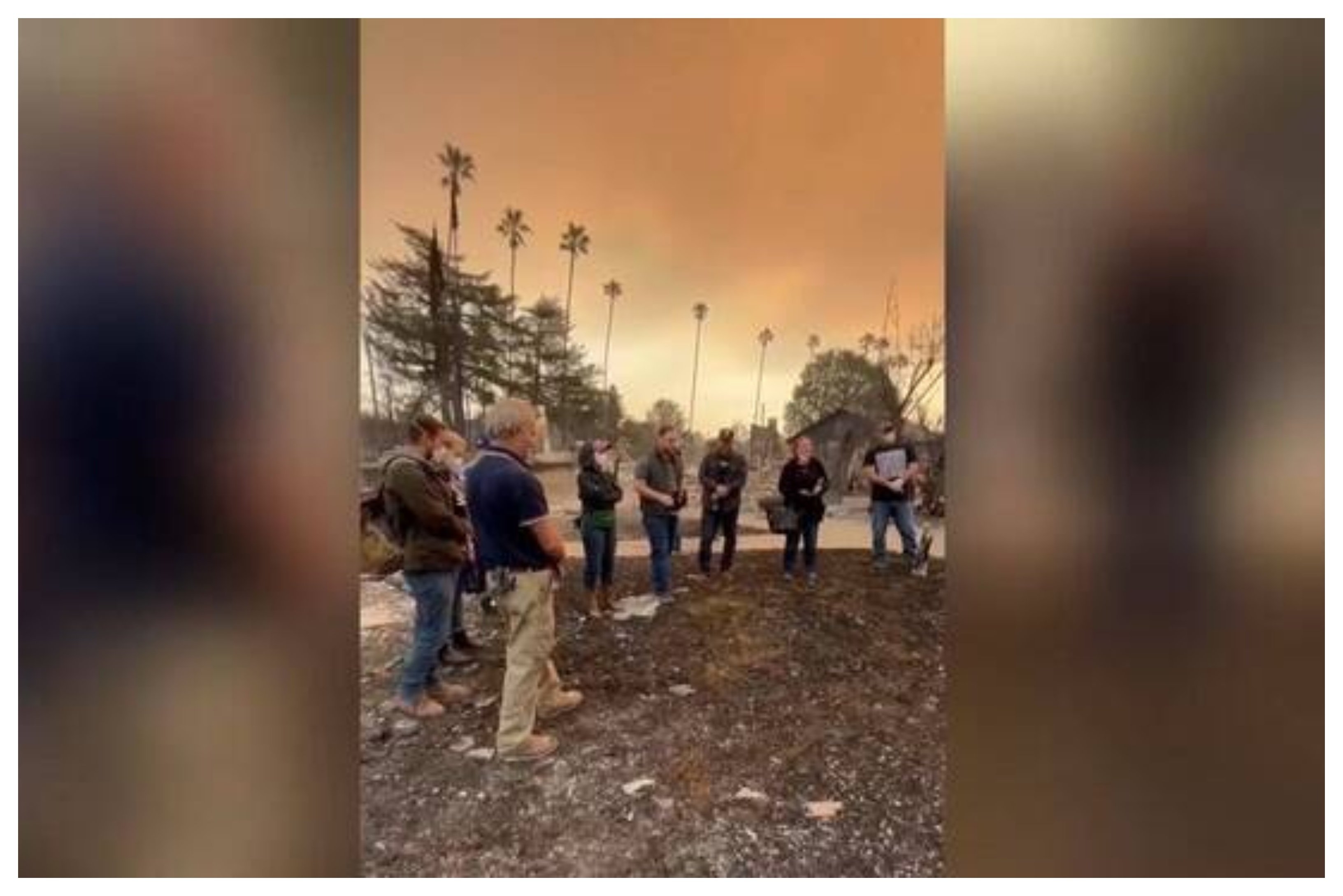 Una familia rezando el Regina Coeli (Reina del Cielo, alégrate, aleluya) ante su casa en ruinas en la asolada ciudad de Los Ángeles, presa del fuego. Impresionante