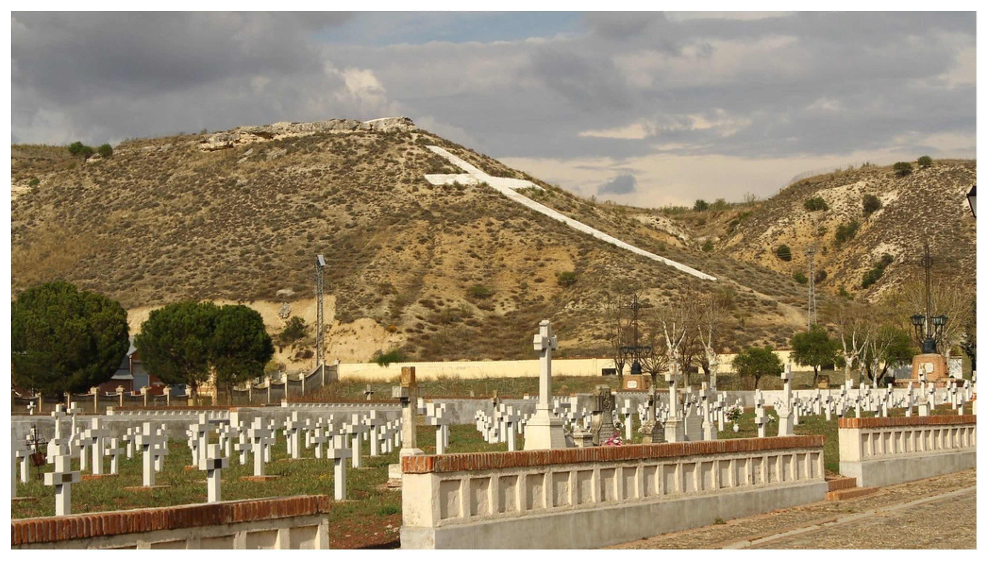 La ley de Memoria Democrática es sectaria y olvidadiza con los que están enterrados bajo una cruz, como los de la foto del Cementerio de Paracuellos