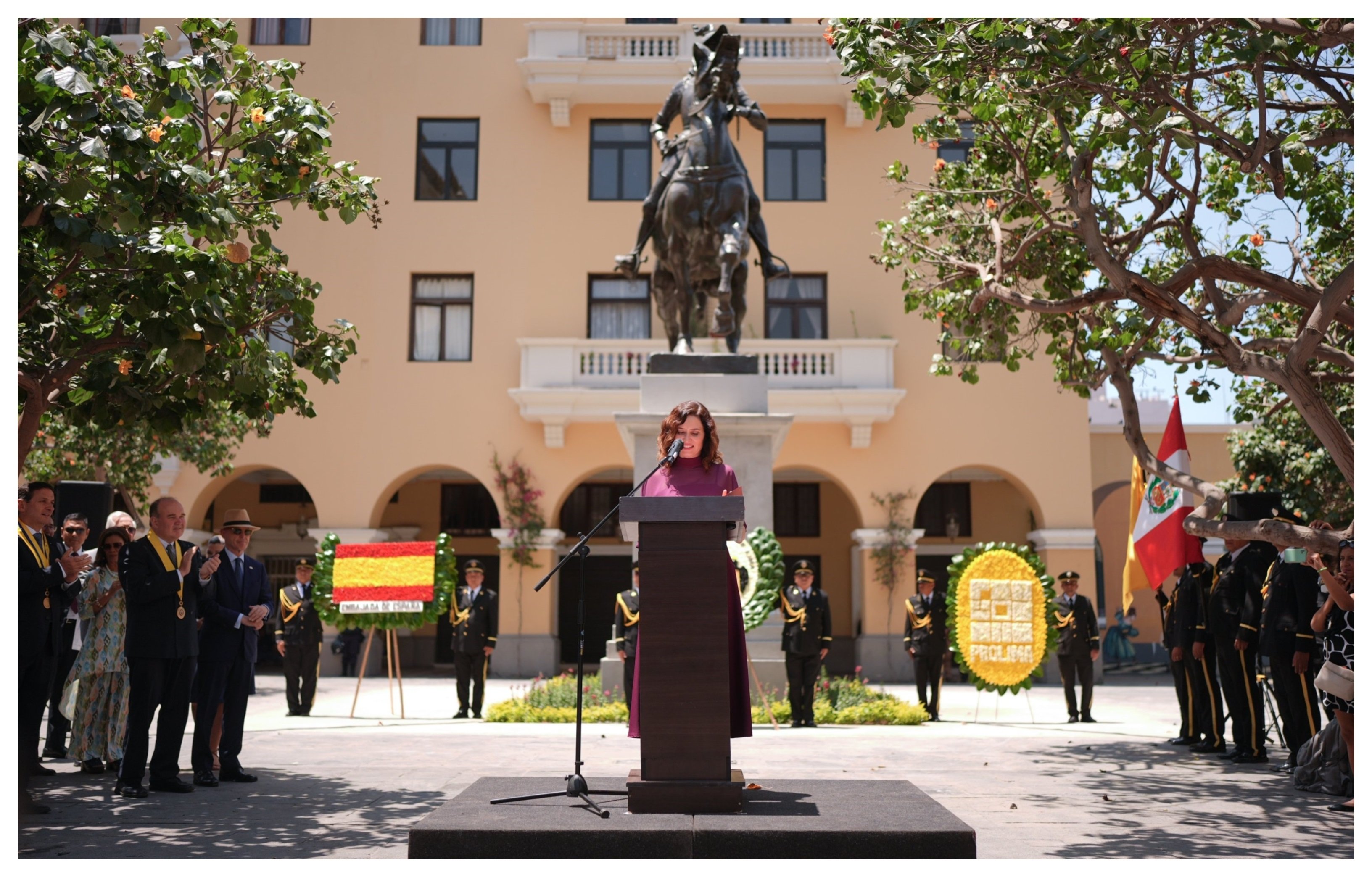 En presencia de Díaz Ayuso, el alcalde de Lima, López Aliaga, reinstauró la estatua del conquistador Francisco Pizarro en el centro de la capital peruana