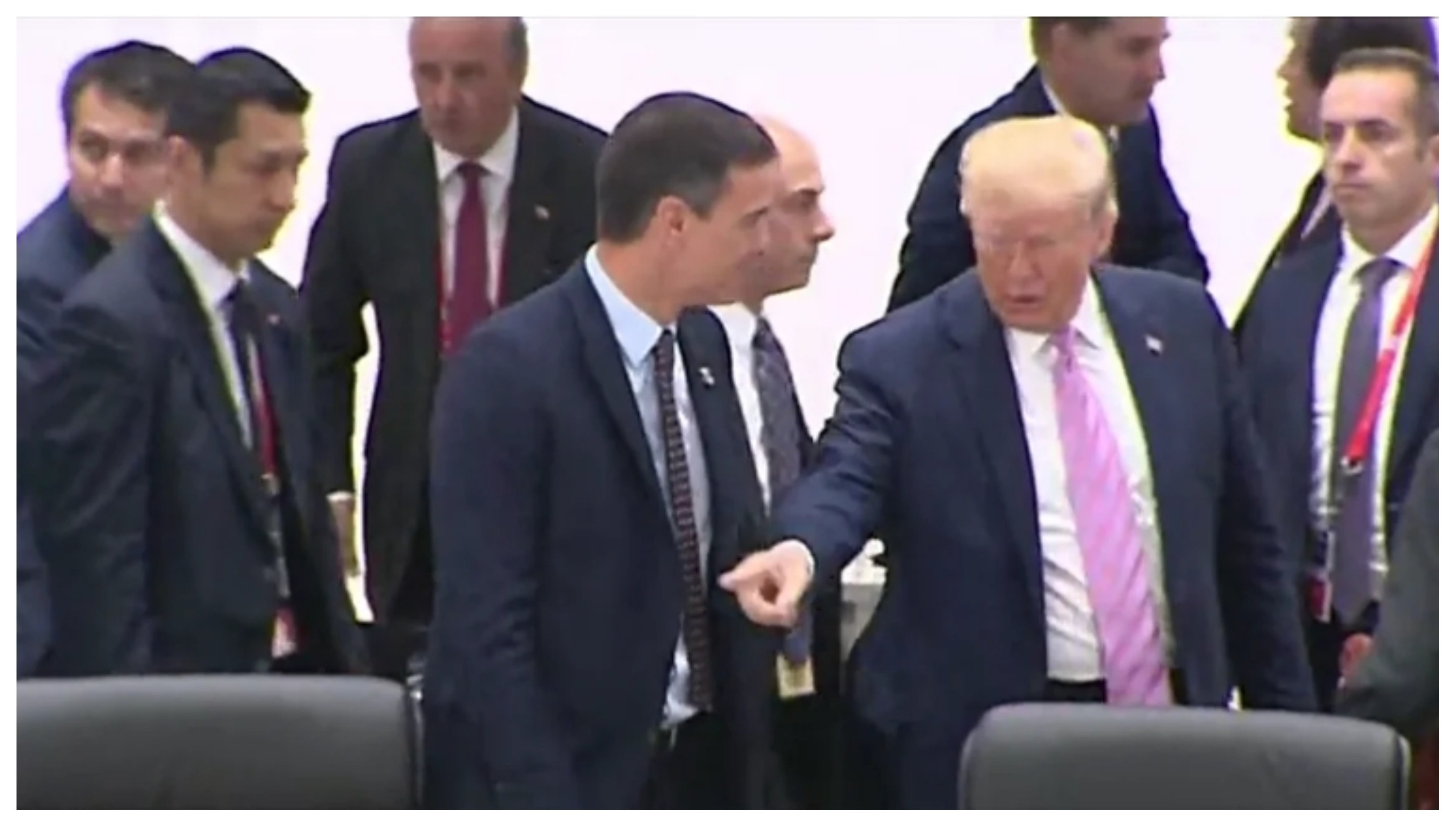 Momento en que Trump manda sentarse a Pedro Sánchez, durante el G20