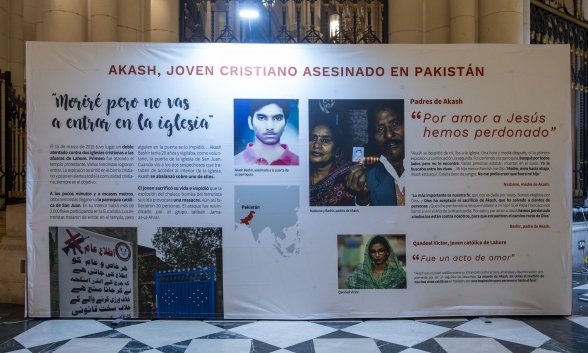 Panel dedicado a Akash Bashir, en la exposición 'La belleza del martirio' que hubo en la catedral de la Almudena durante la última Redweek / Foto: Pablo Moreno