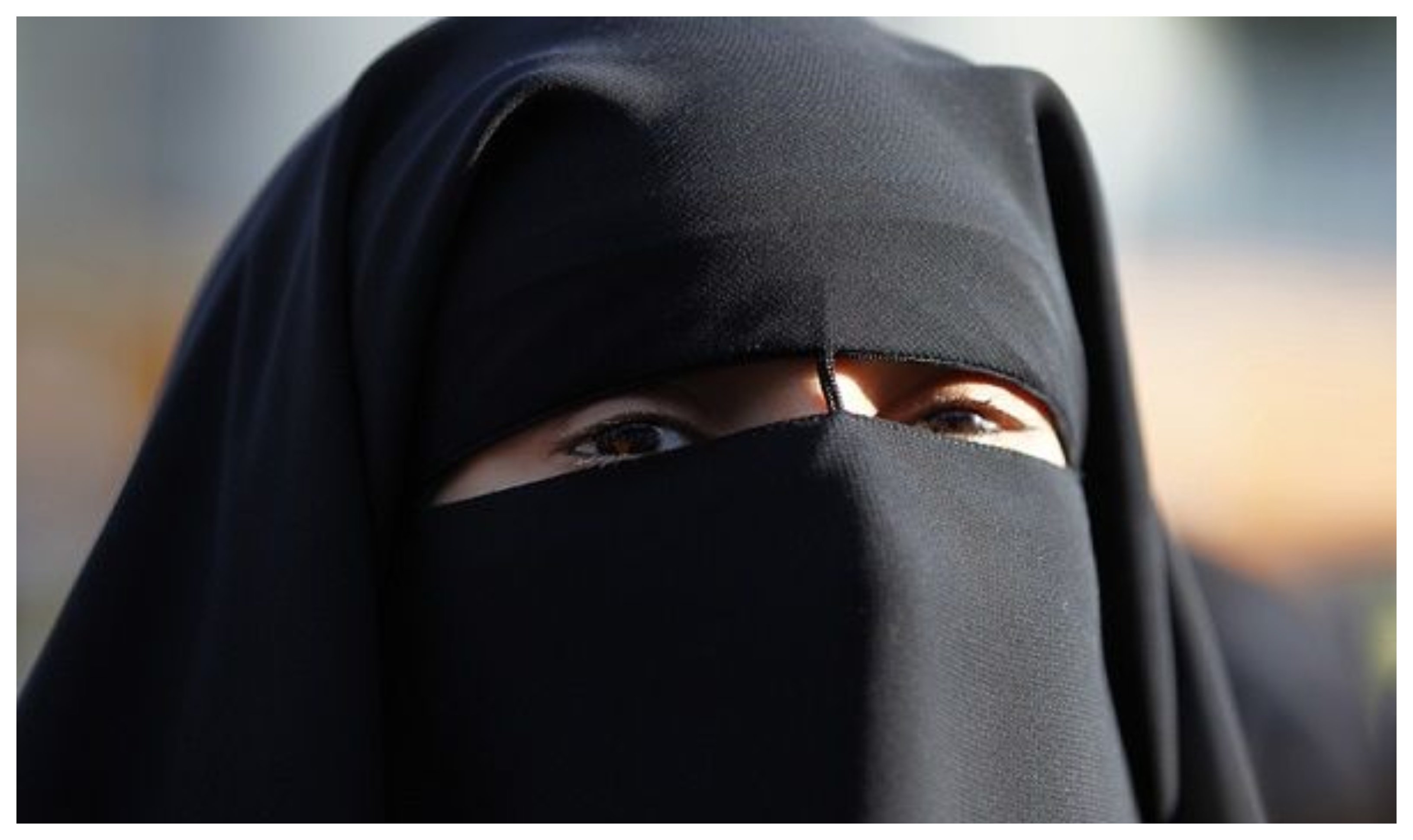 Hacia la islamización en las aulas: la Generalidad avala el uso del niqab islámico, que sólo deja los ojos al descubierto