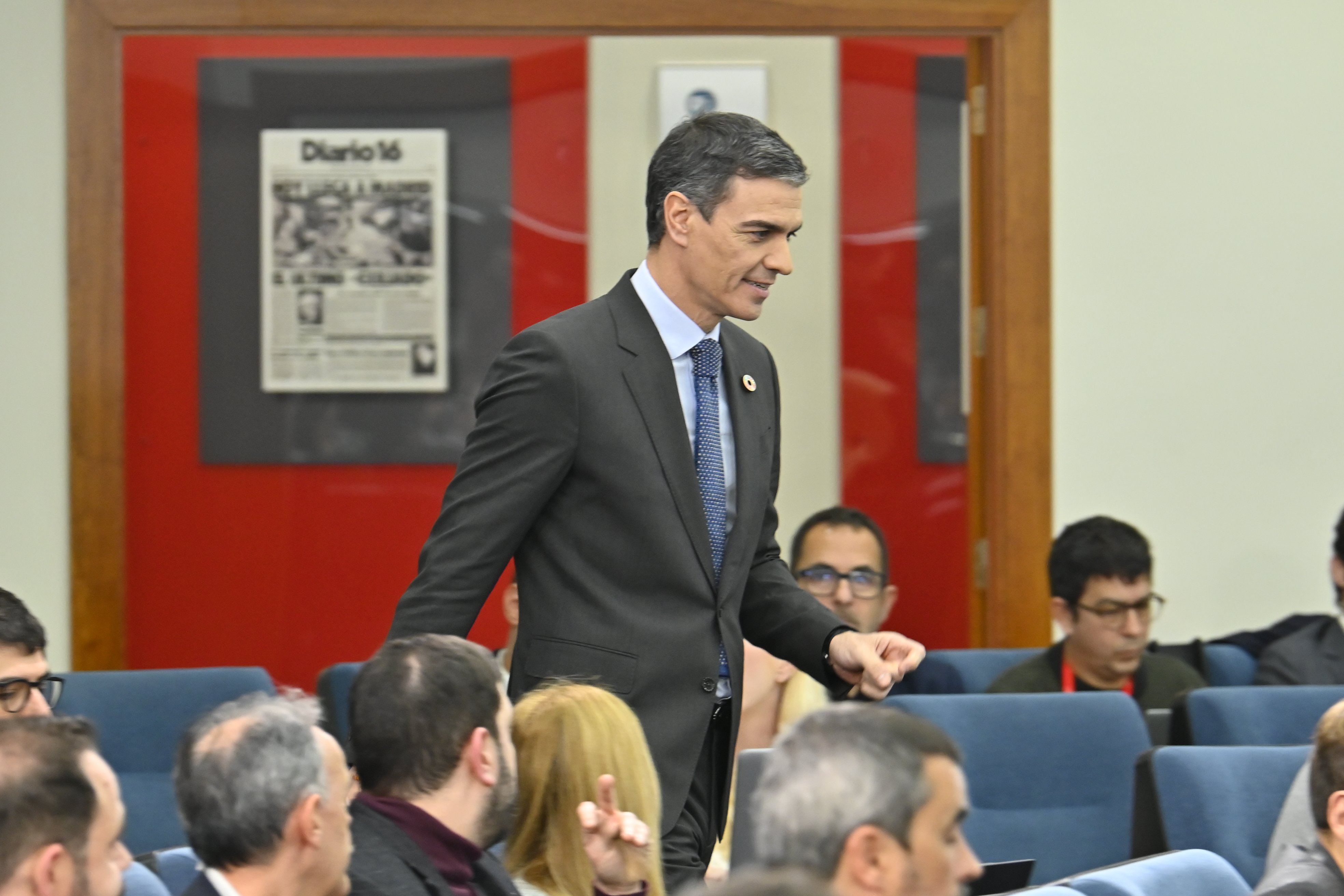 Pedro Sánchez entrando triunfal en la sala de prensa de Moncloa