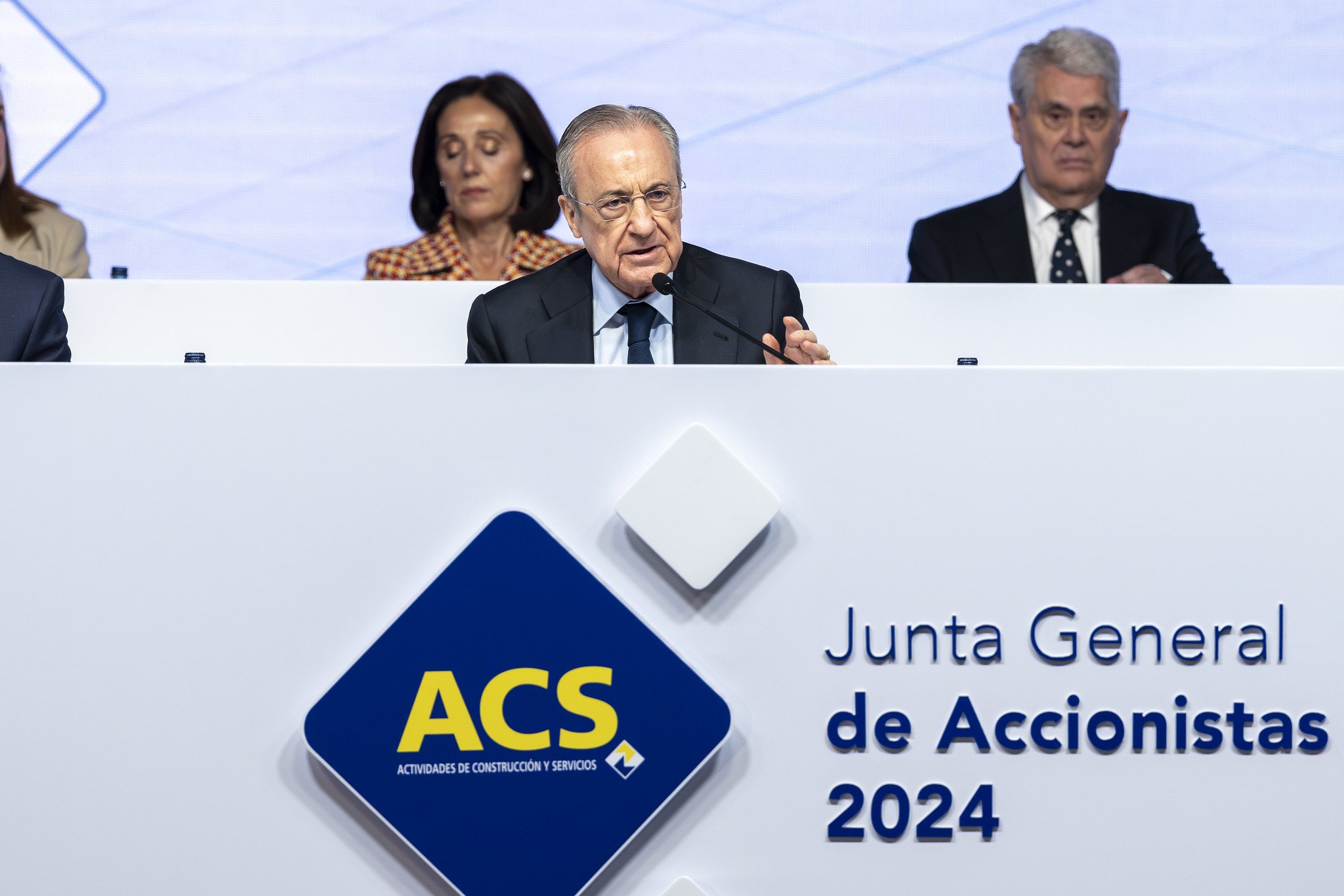 Florentino vuelve a las andadas con la deuda de ACS