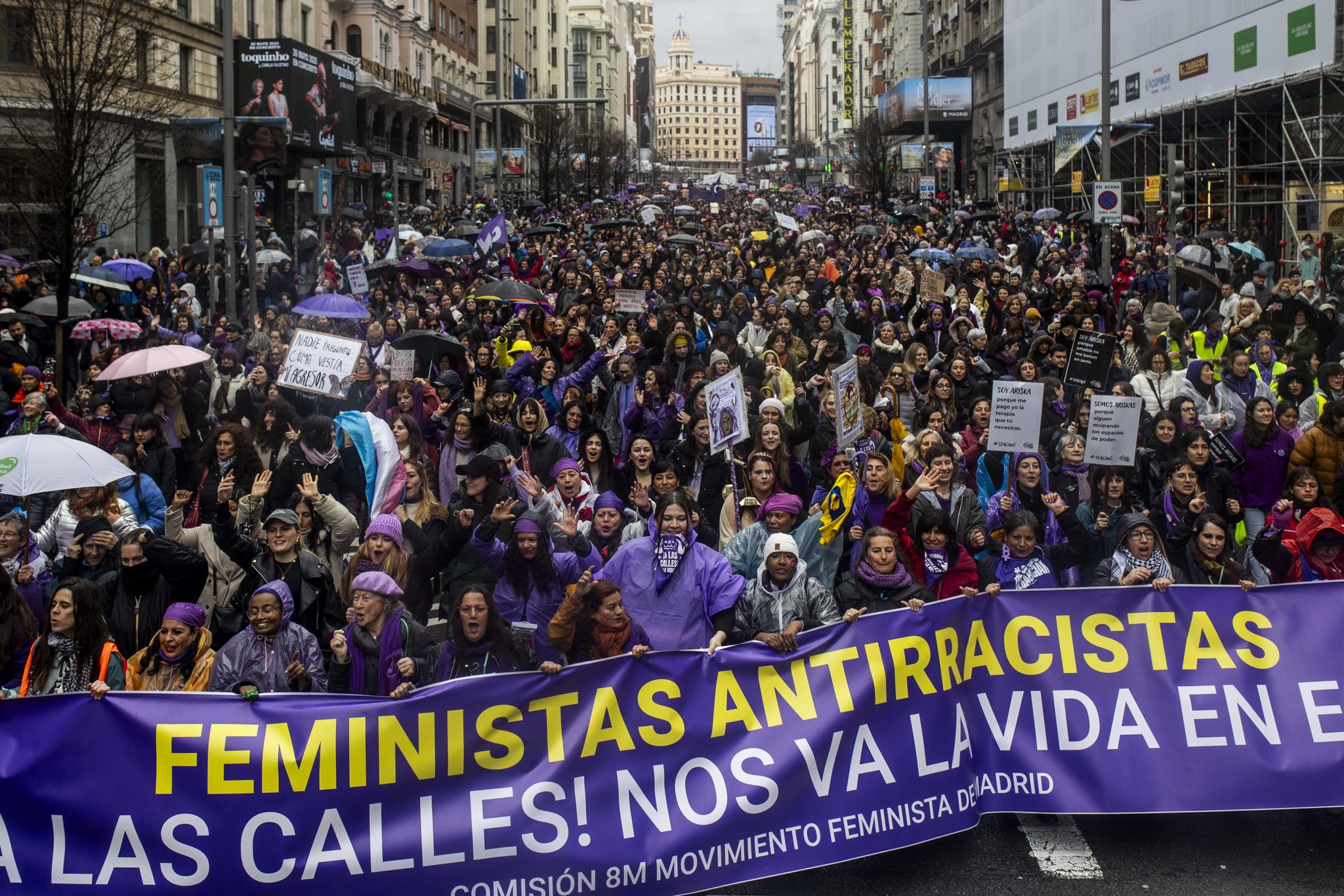 a concentración de la mañana, apoyada por el Gobierno, defiende la prostitución y mete todo en el cajón desastre: feminismo, LGBTQ, trans... y hasta racismo