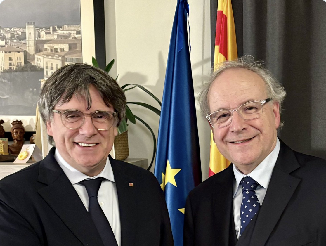 El fugitivo de la justicia española, Puigdemont (a la izquierda)