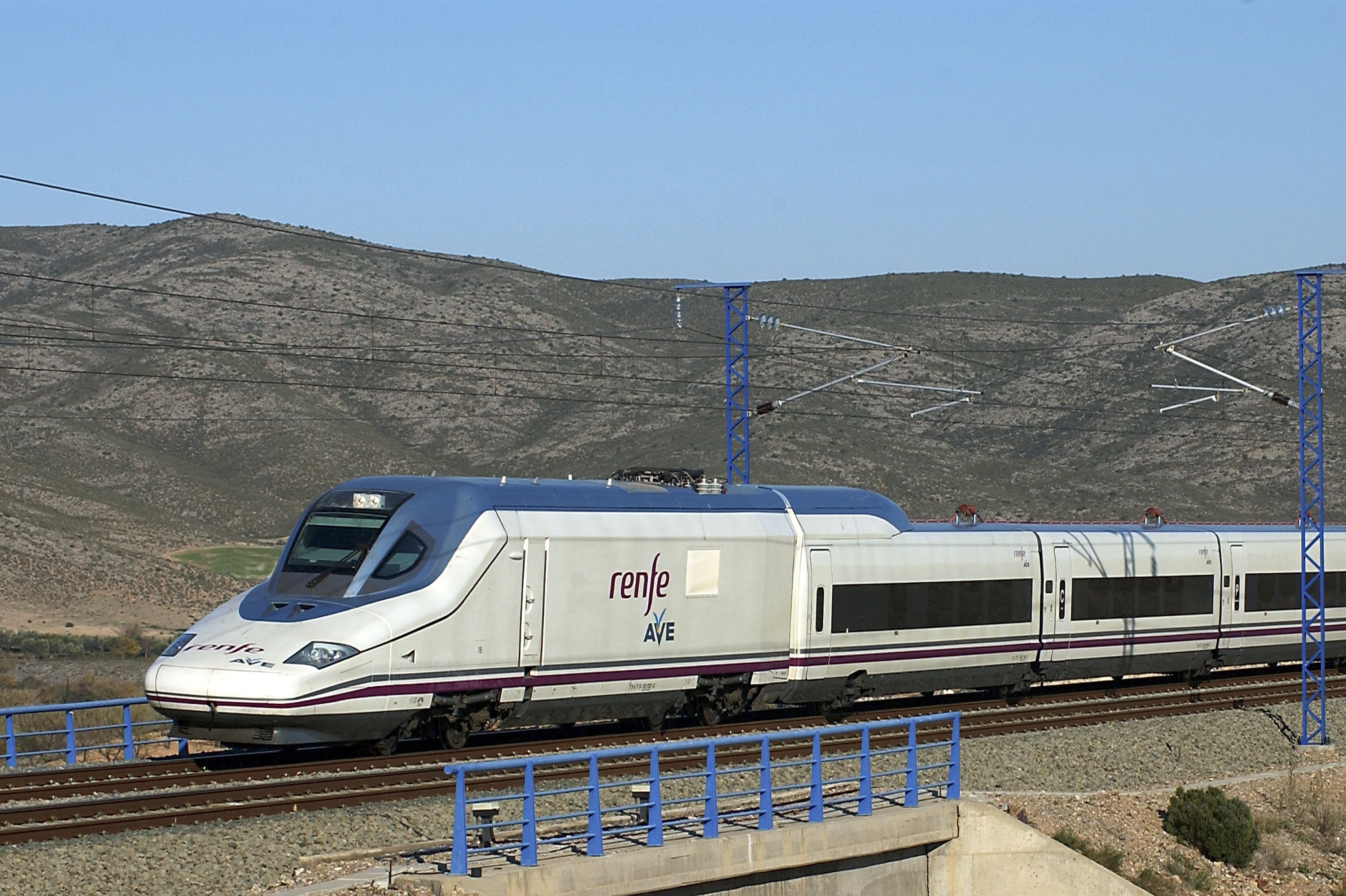 Class 100. Ave Talgo-350. Renfe Ave s-100 железная дорога. Ave class 103. Renfe Ave s-102 железная дорога.