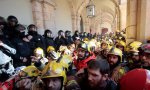 Los mossos de escuadra intentan controlar a los bomberos frente al Parlamento de Cataluña