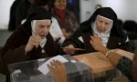 Monjas votando en unas elecciones