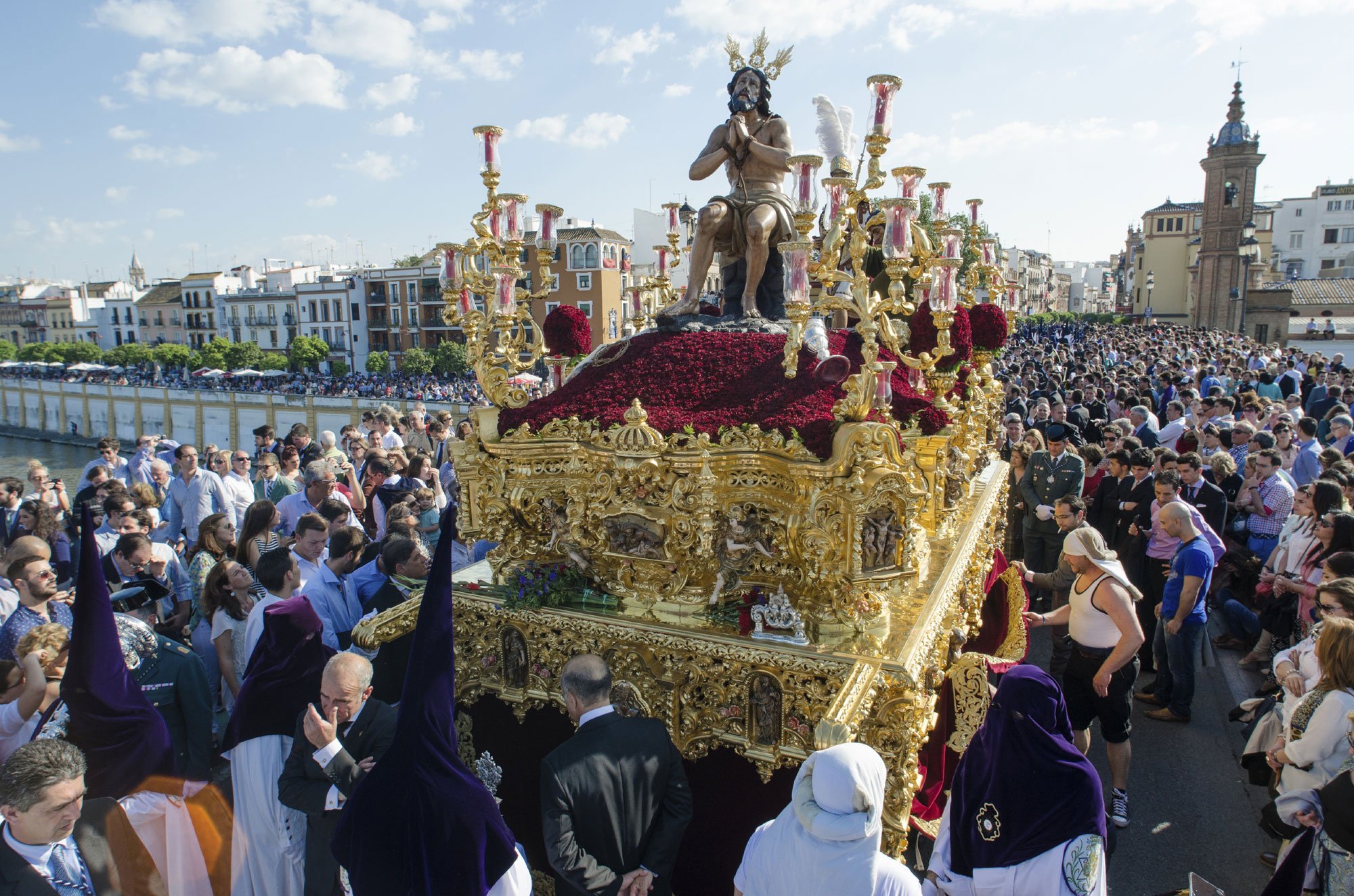 El Arzobispo de Sevilla suspende las procesiones para la...