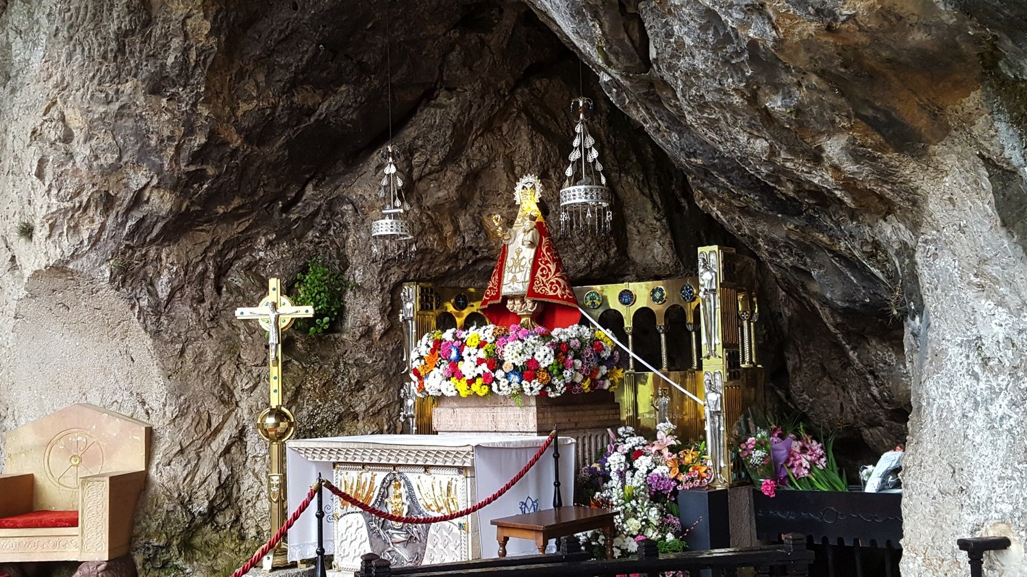 Virgen de Covadonga en su cueva. Allí empezó la Reconquista y la evangelización de América