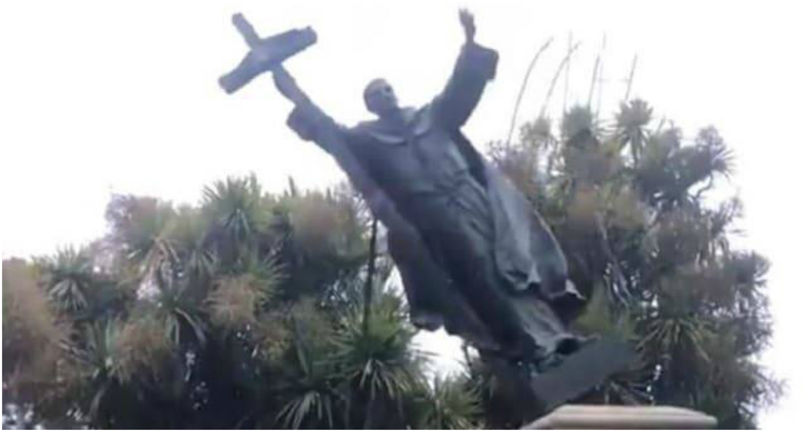 La estatua de Fray Junípero Serra, el defensor de los indígenas, derribado por racista