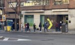 Empiezan a ser habituales las largas colas en las sucursales bancarias, ahora en el exterior por el covid