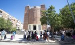 Reparto de alimentos a las personas desfavorecidas en la parroquia Santa María Micaela de Madrid