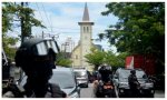 La catedral de Makasar y vigilancia policial tras el atentado de Domingo de Ramos