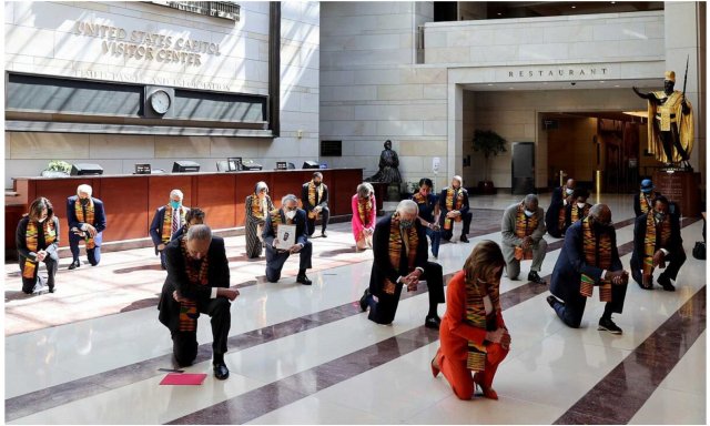 Pelosy se arrodilla en el Capitolio, contra la brutalidad policial