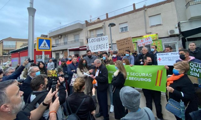 Los vecinos de la localidad han prestado su apoyo al padre y al menor en una concentración en la que se leían pancartas de Gobierno culpable