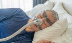 La CPAP, según describe, es un dispositivo que insufla aire a presión positiva continua en la vía aérea para tratar el síndrome de apnea hipopnea del sueño.