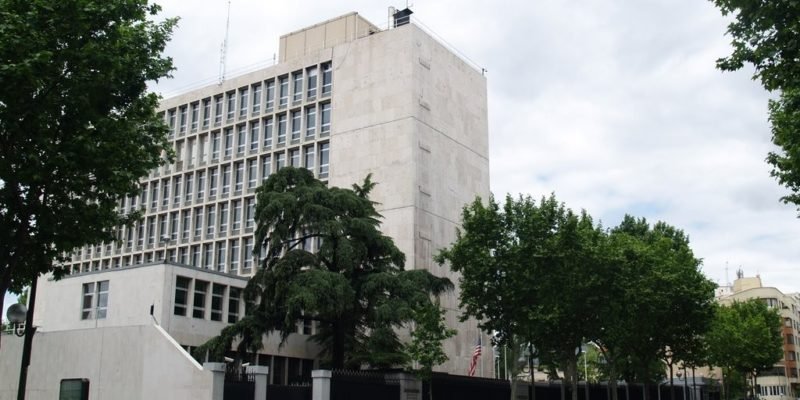 Respuesta de un burócrata consular gringo, encuadrado en la embajada de Estados Unidos en Madrid: “Puede usted protestar por la tardanza, ni vamos a leer la protesta”