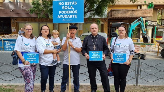 El Obispo de Orihuela-Alicante, Mons. José Ignacio Munilla, acudió este 2 de noviembre a un abortorio a rezar