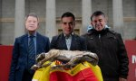 Performance animalista. Pedro Sánchez sostiene un galgo muerto en sus brazos como símbolo de los perros heridos o muertos en el ejercicio de la caza